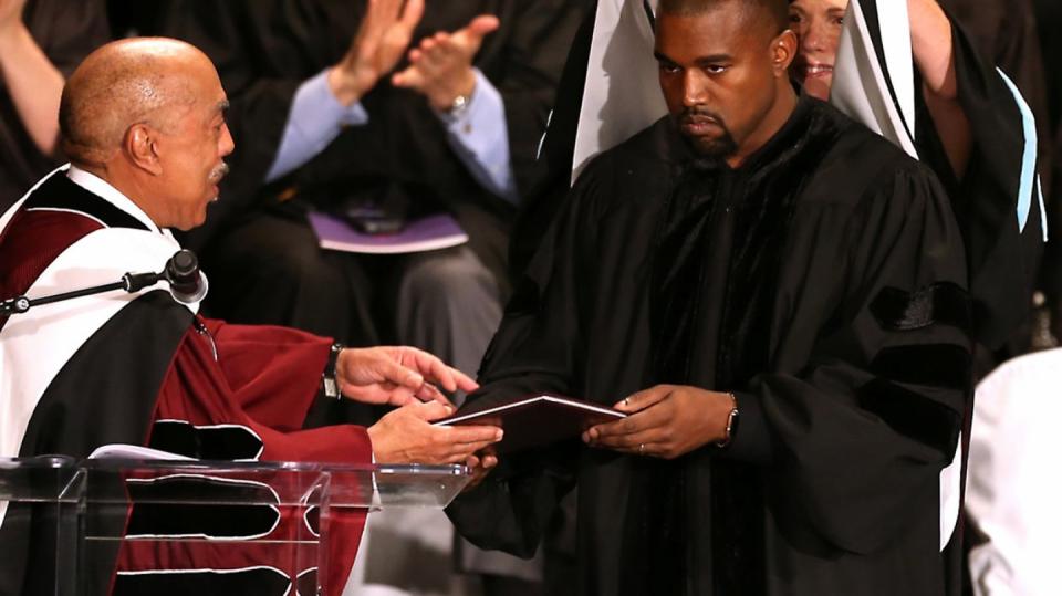 Kanye West přebírá čestný doktorát, LOL!